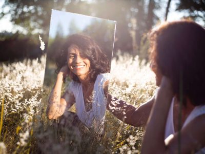 spiegelbild frau in Wiese spiegelbild frau in Wiese