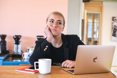 unglückliche Frau bei der Arbeit unglückliche Frau bei der Arbeit
