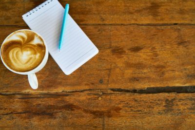 Weisheiten und Ideen auf einem Block schreiben Block mit Kaffee